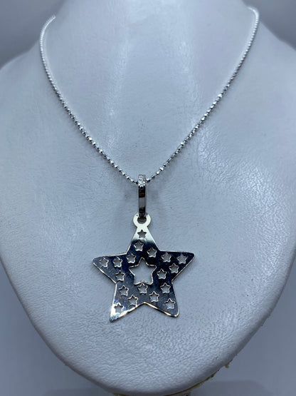 Detalle del calado de la estrella, mostrando la precisión del corte a mano