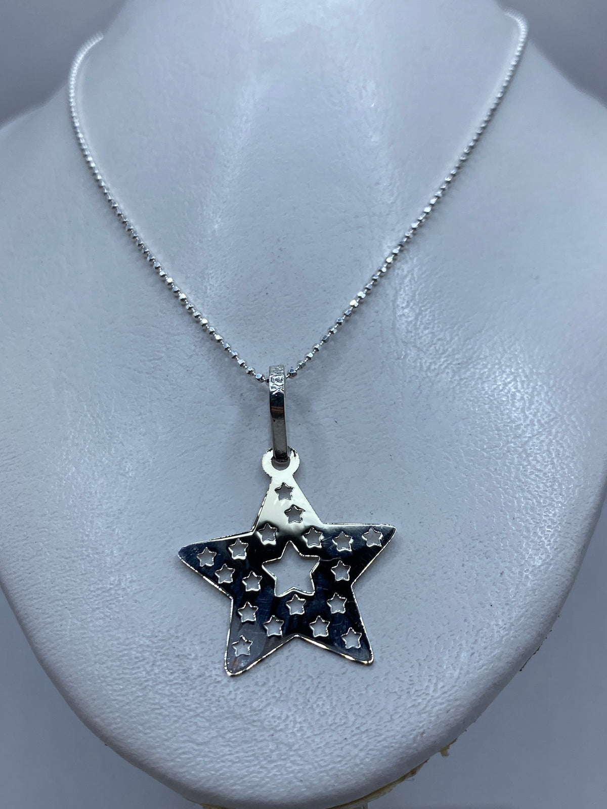 Dije estrella en plata .925 visto desde arriba, con el Quinto grabado en la argolla
