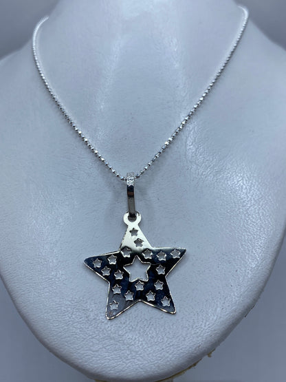 Dije estrella en plata .925 visto desde arriba, con el Quinto grabado en la argolla