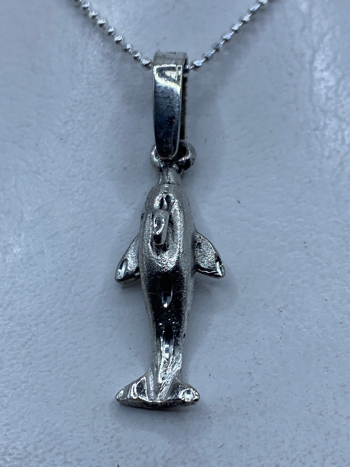 Dije de tiburón en plata repujada, 4.4 cm, con detalles realistas de aletas y cuerpo