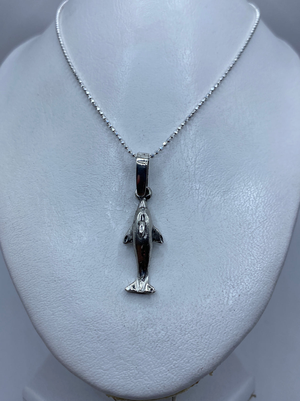 Dije de tiburón puesto en cadena de plata, vista frontal del diseño
