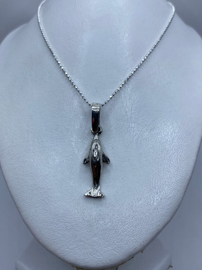 Dije de tiburón puesto en cadena de plata, vista frontal del diseño