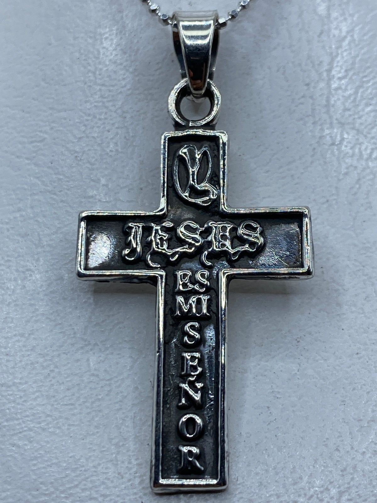Dije cruz religiosa de plata .925 repujado a mano en Taxco, diseño clásico