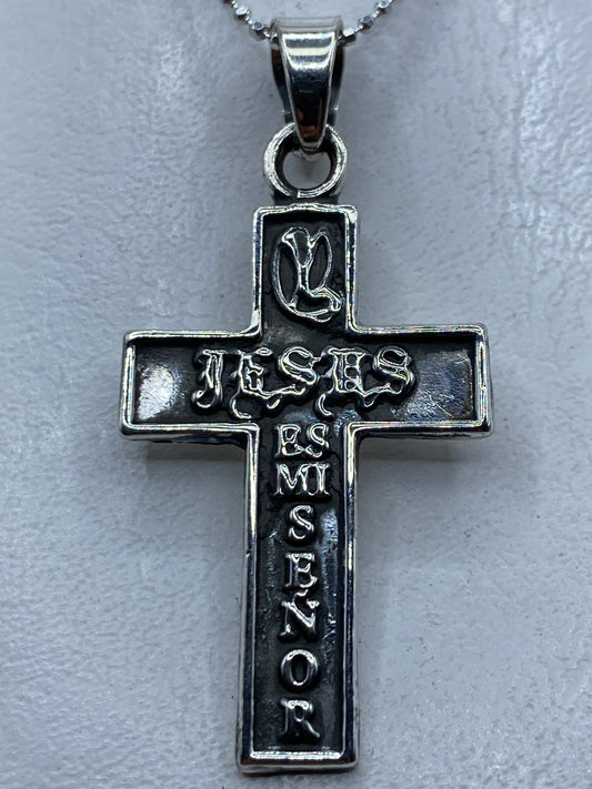 Dije cruz religiosa de plata .925 repujado a mano en Taxco, diseño clásico