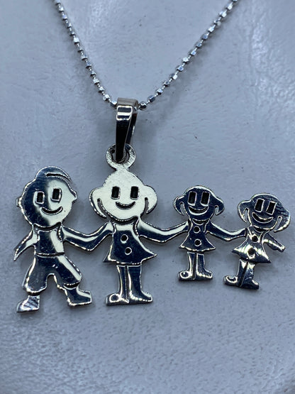 Dije de plata .925 con técnica de calado mostrando una familia de 4 personas de la mano, sonrientes