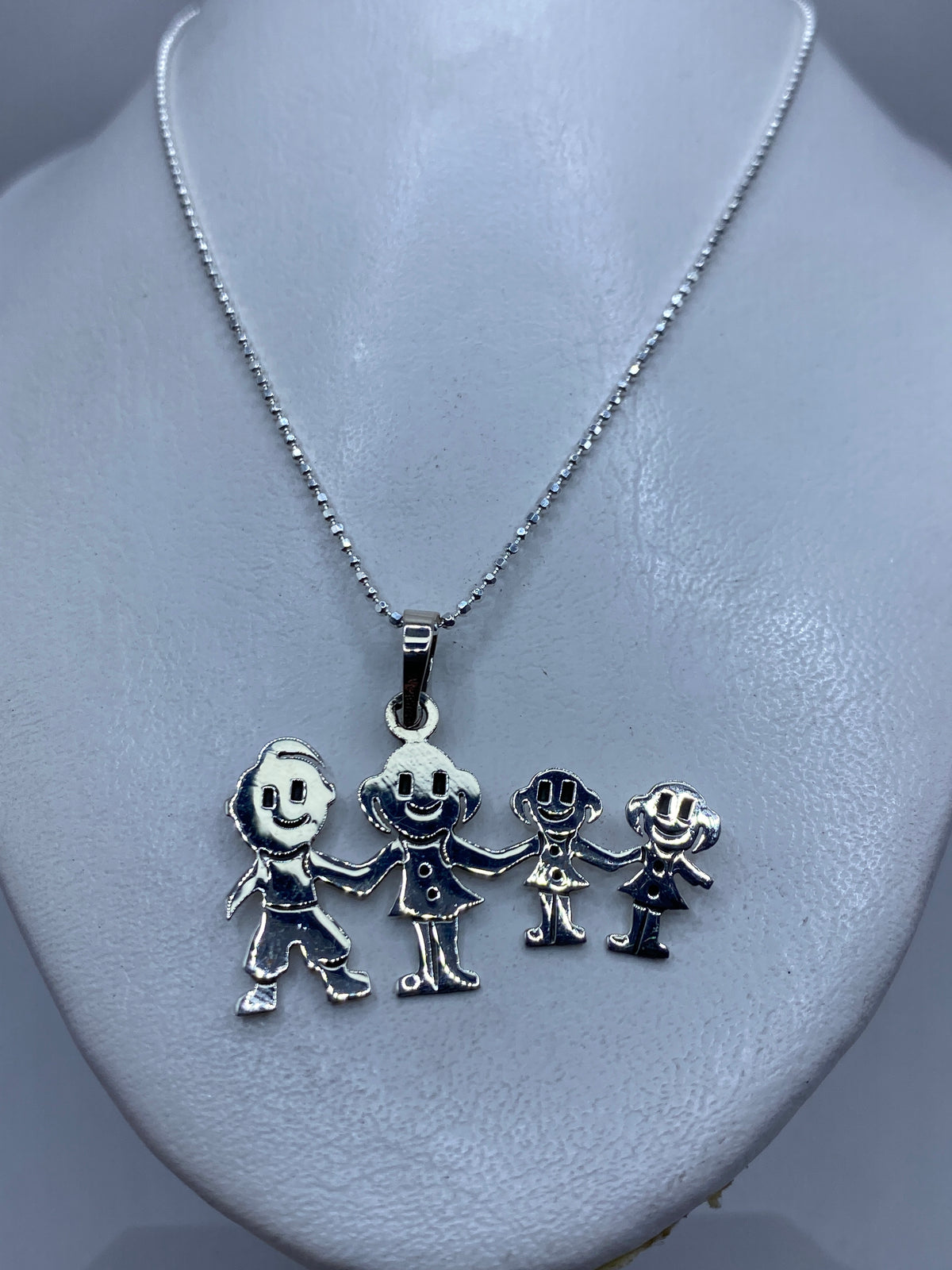 Detalle ampliado de la precisión del calado en el diseño de la familia