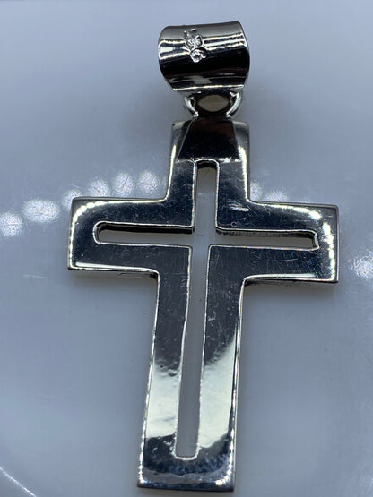 Dije cruz de plata sobre fondo blanco con Quinto .925 visible