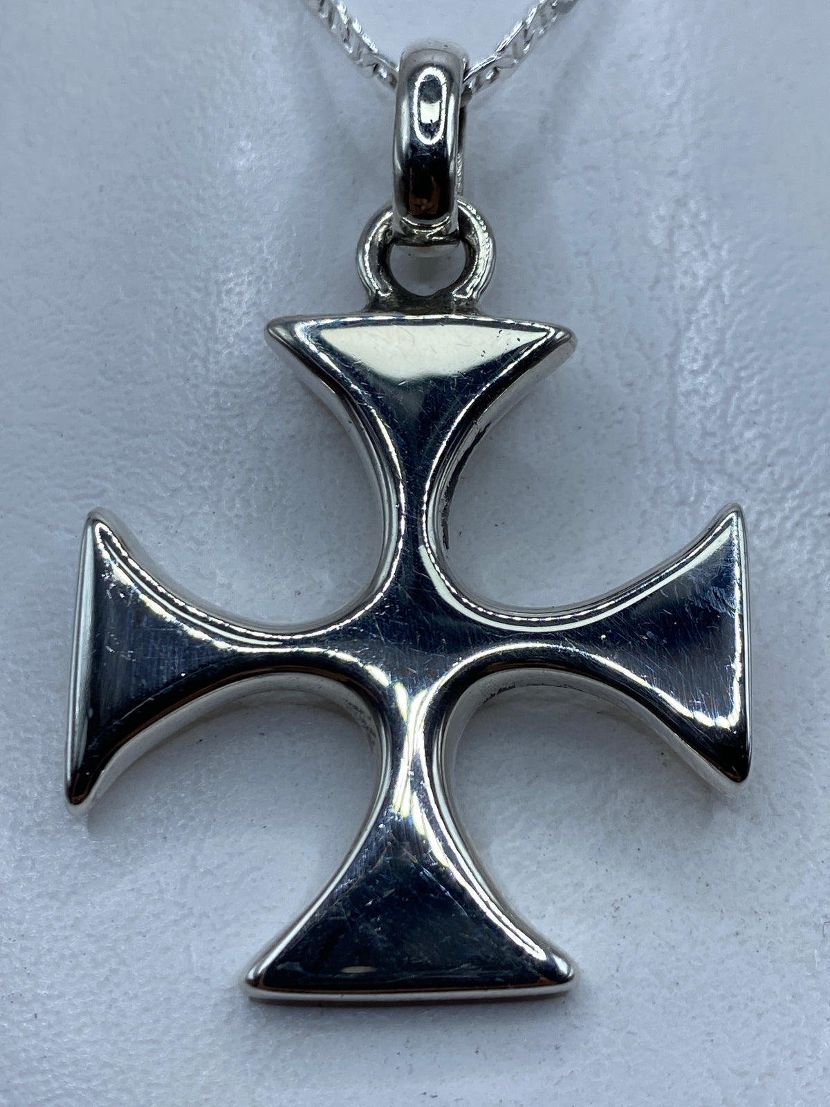 Dije cruz de plata .925 con brazos curvos, acabado pulido brillante