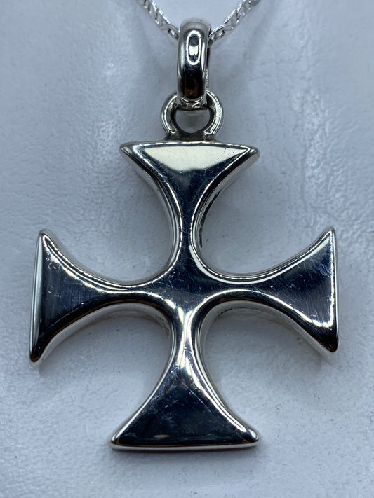 Dije cruz de plata .925 con brazos curvos, acabado pulido brillante