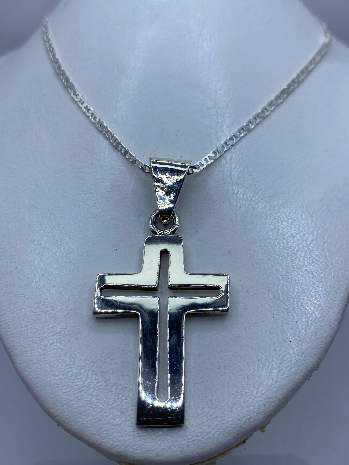 Dije cruz de frente en fondo blanco, 6 cm de largo