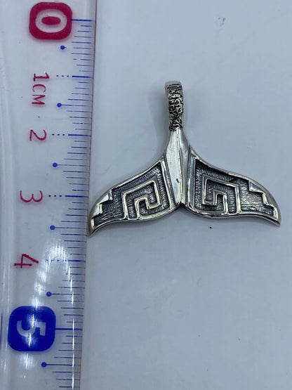 Dije de plata prehispánico visto desde atrás mostrando el acabado pulido del reverso