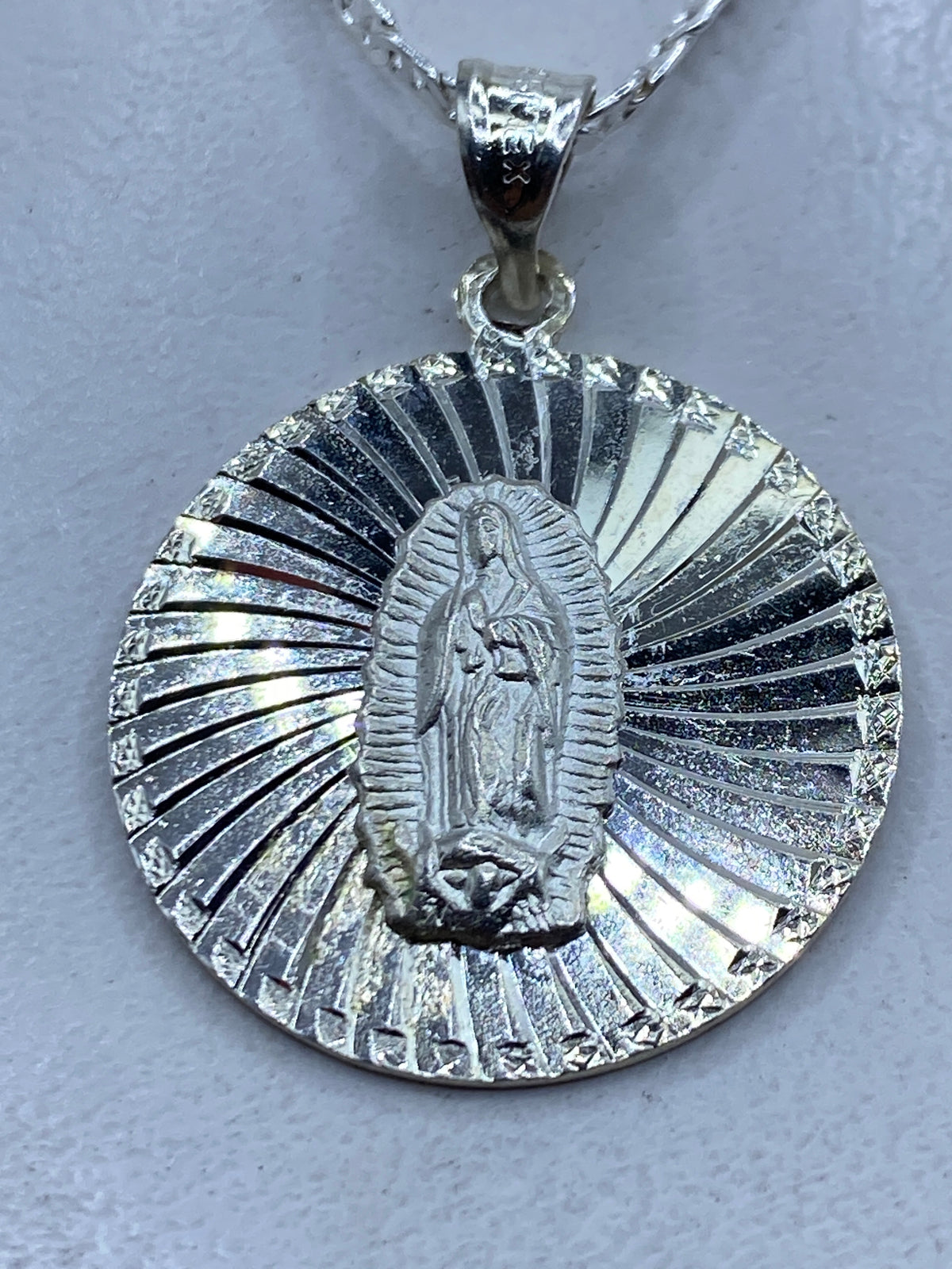 Dije de plata .925 con la Virgen de Guadalupe y alas radiantes en relieve