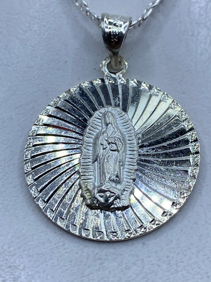 Dije de plata .925 con la Virgen de Guadalupe y alas radiantes en relieve