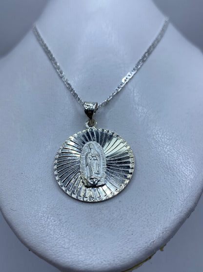 Dije de plata Virgen de Guadalupe midiendo 4.1 cm con escala de centímetros