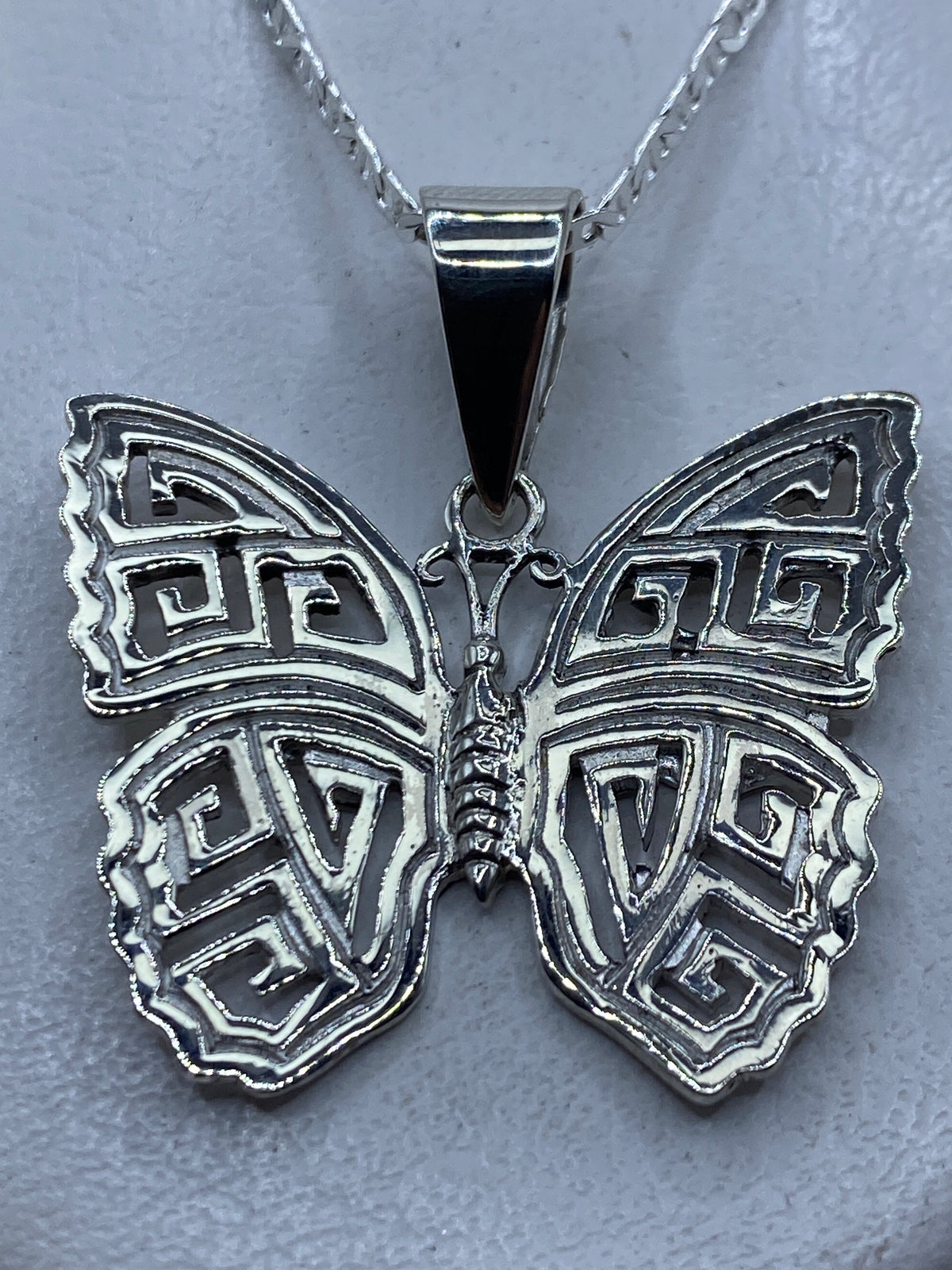 Dije mariposa calado en plata .925 de Taxco con motivos geométricos, 4.3 cm