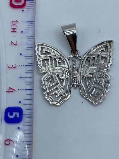 Dije mariposa en una cadena de plata, modelo de uso