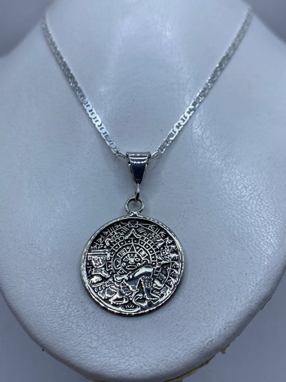 Dije prehispánico de plata .925 repujado a mano con relieve profundo