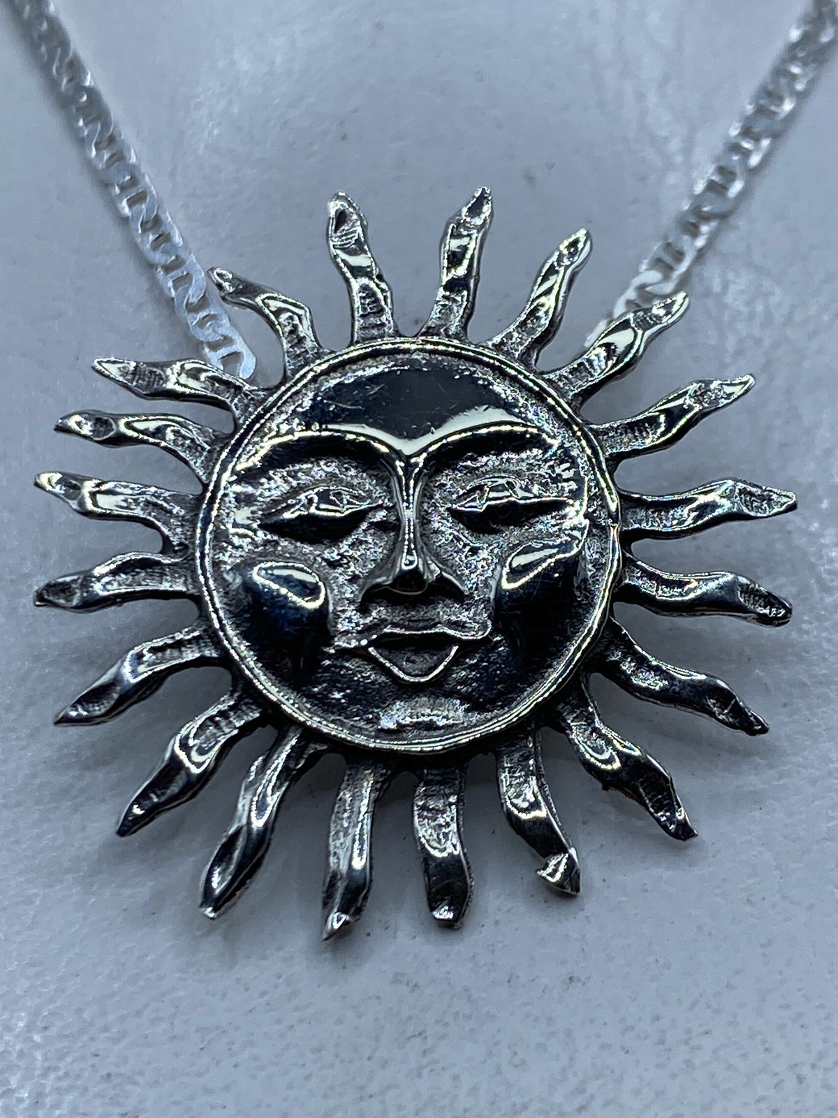 Dije de plata Sol y Luna en calado, 3.6 cm, colgante sobre pecho