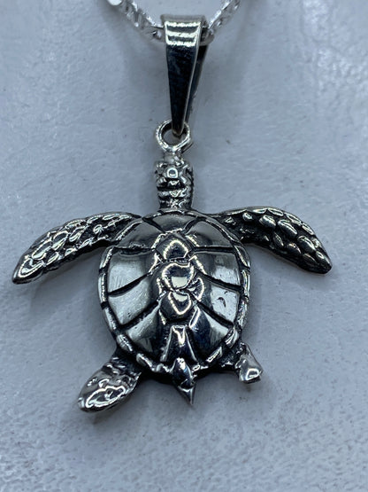 Dije de plata tortuga marina repujado de Taxco colgado en cadena plateada