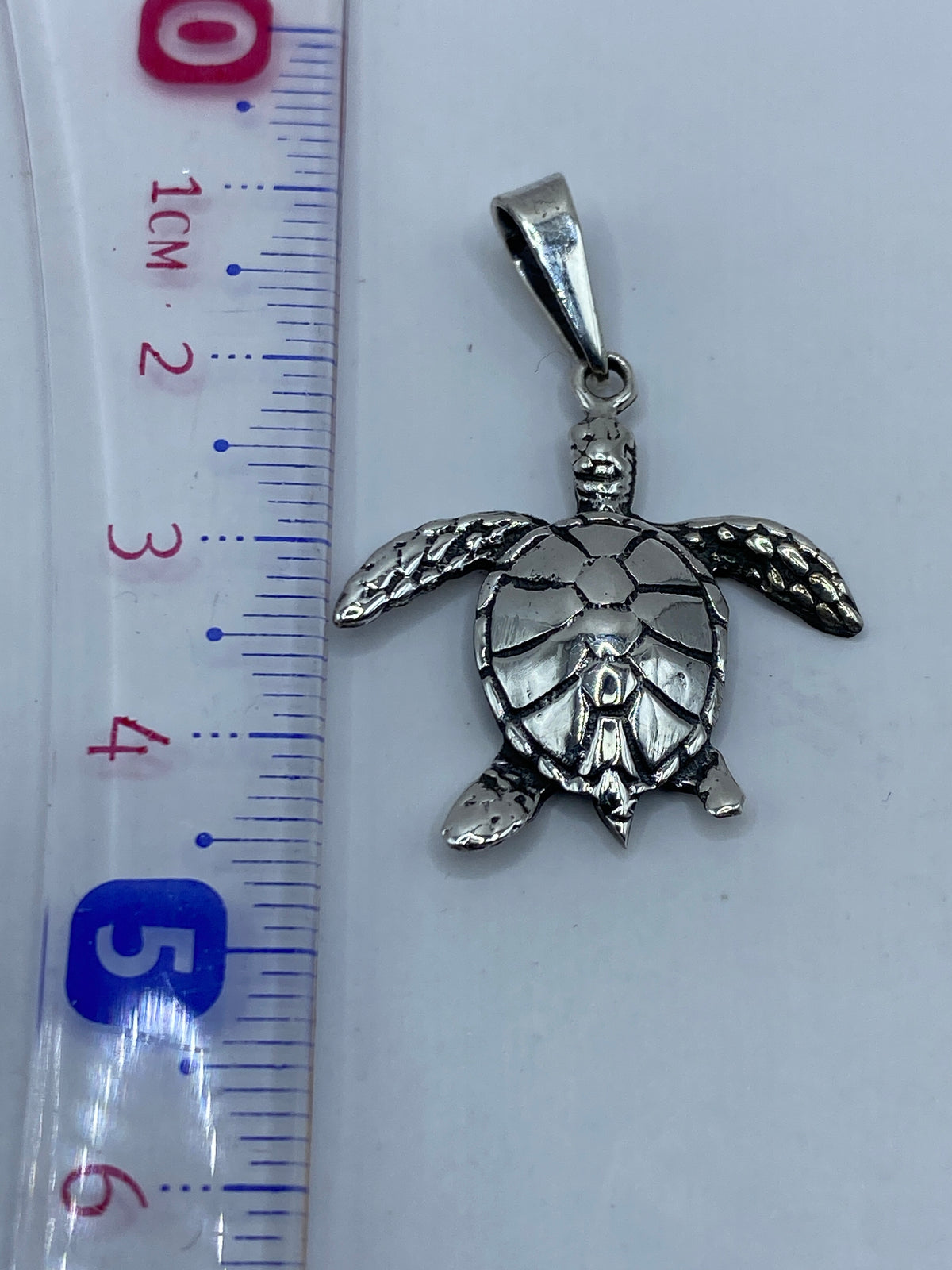 Dije de tortuga marina en plata .925, detalle del reverso y acabado