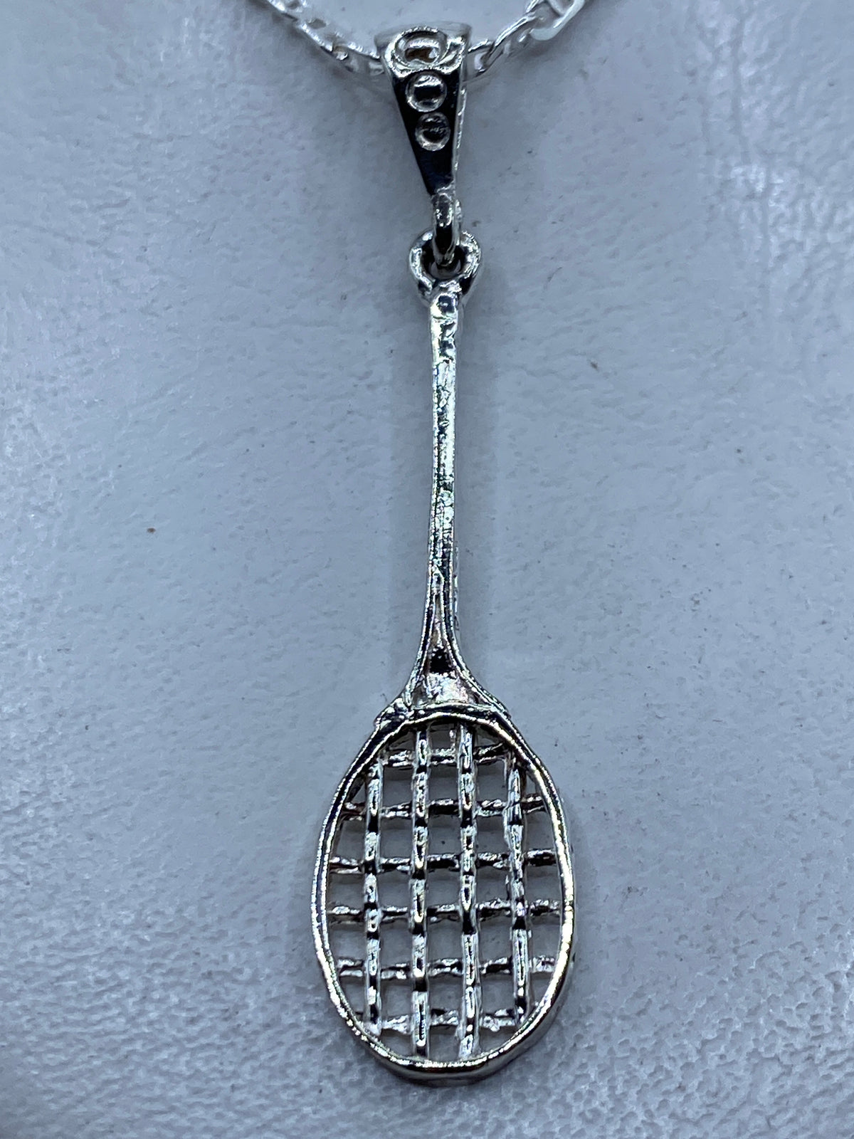 Dije de plata calada en forma de raqueta de tenis, 5.4 cm de largo