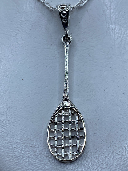 Dije de plata calada en forma de raqueta de tenis, 5.4 cm de largo