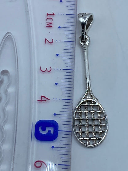 Detalle del calado del dije, mostrando el marco de plata y los huecos del diseño
