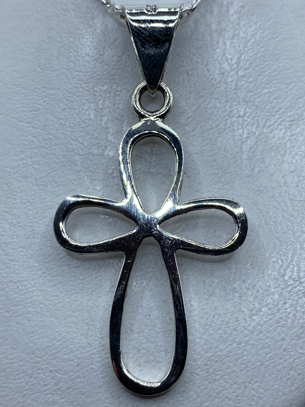 Dije cruz de plata calado con asa, 6 cm de largo, vista frontal
