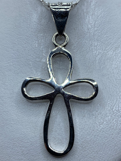 Dije cruz de plata calado con asa, 6 cm de largo, vista frontal