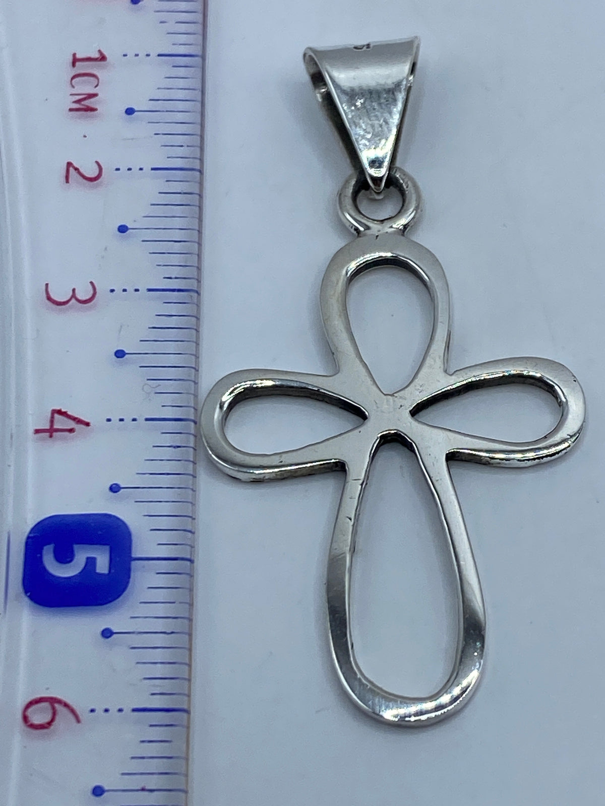 Cruz de plata calada en escala de precisión de joyero