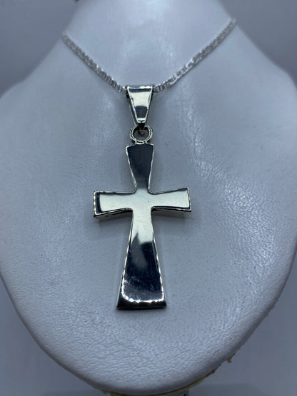 Detalle frontal de la cruz religiosa de plata pulida y satinada