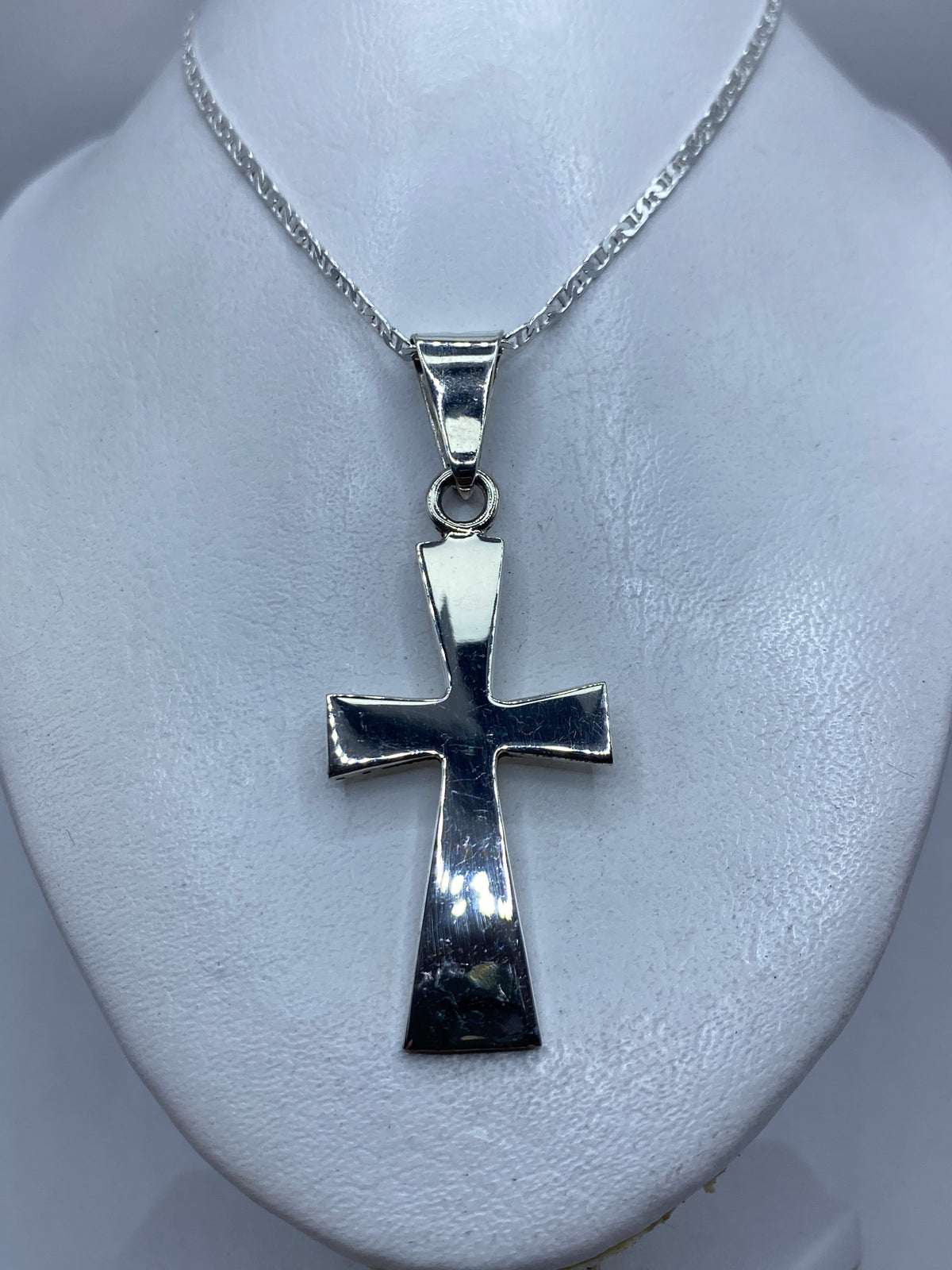 Dije cruz de 6.5 cm sobre fondo blanco mostrando el diseño clásico