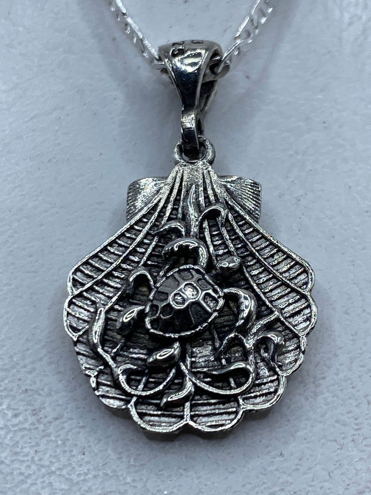 Dije de plata .925 repujado con motivo de concha marina, 4 cm, colgante sobre pecho