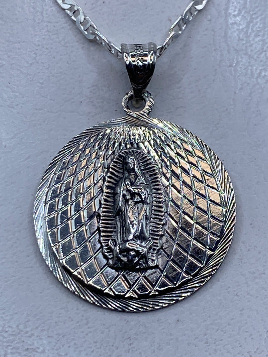 Dije de plata repujado con la Virgen de Guadalupe en relieve, 4 cm, sobre cadena plateada
