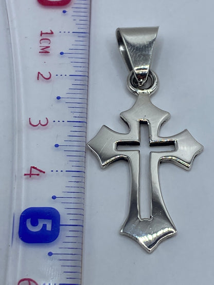 Detalle del peso y medidas del dije cruz: 4.2 gramos, 5.5 cm de largo