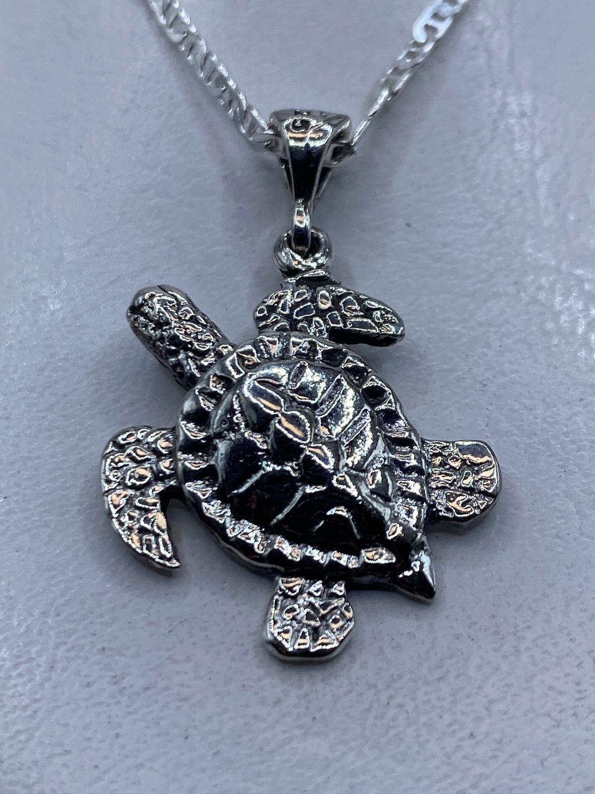 Dije tortuga marina de plata .925 con técnica de granulado en collar de cadena plateada