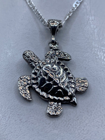 Dije tortuga marina de plata .925 con técnica de granulado en collar de cadena plateada