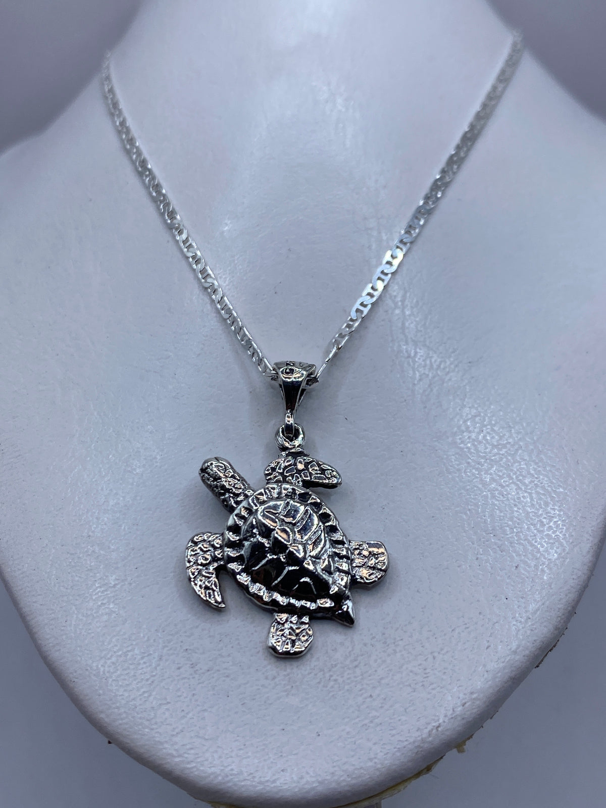 Detalle de la tortuguita marina granulada — esferas de plata soldadas a mano