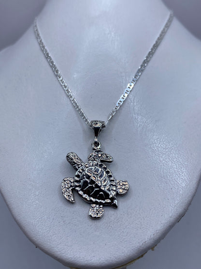 Detalle de la tortuguita marina granulada — esferas de plata soldadas a mano