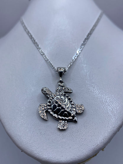 Dije tortuga marina de 4.2 cm sobre fondo blanco mostrando el acabado brillante