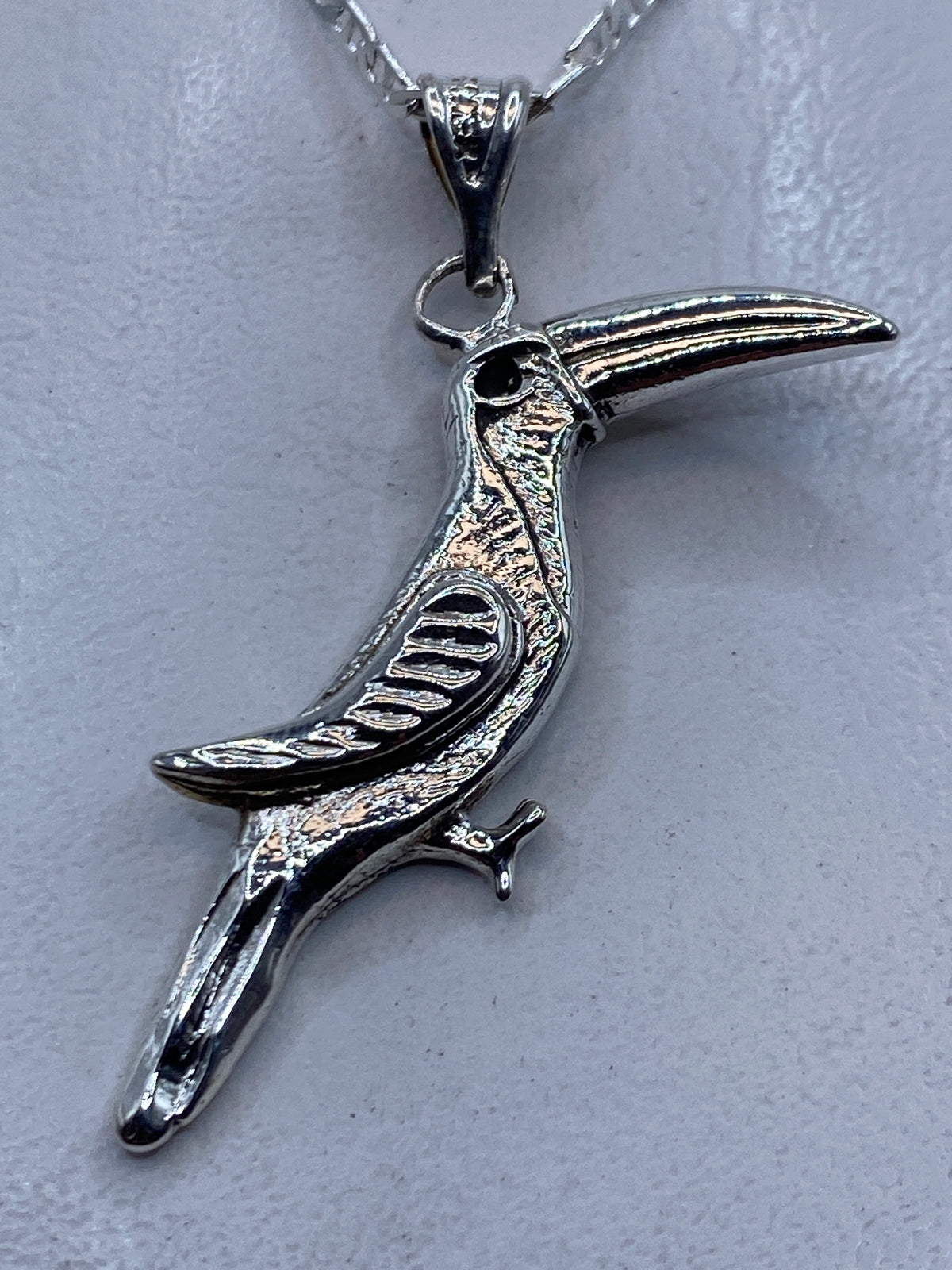 Dije de plata colibrí en vuelo sobre cadena de eslabones