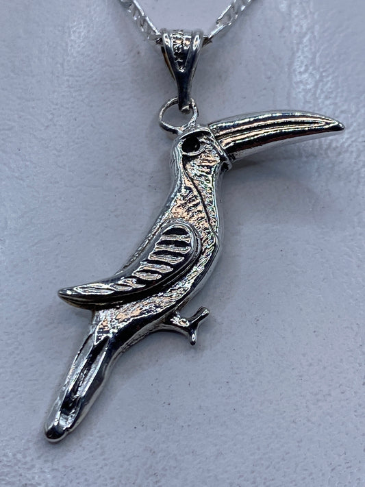 Dije de plata colibrí en vuelo sobre cadena de eslabones