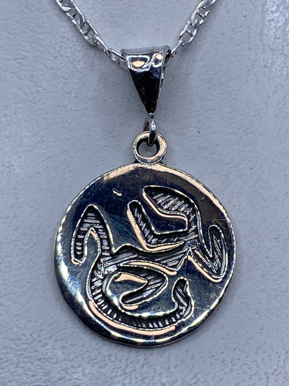 Dije prehispánico de plata .925 repujado con motivos geométricos aztecas, 4.3 cm colgando de cadena