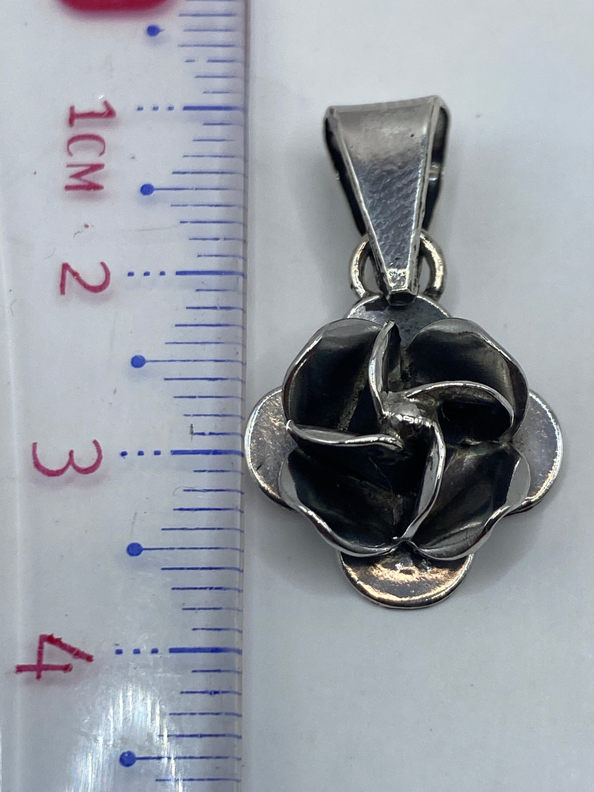 Dije rosa con medidas de escala, 3.8 cm de largo, con marca .925