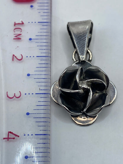 Dije rosa con medidas de escala, 3.8 cm de largo, con marca .925