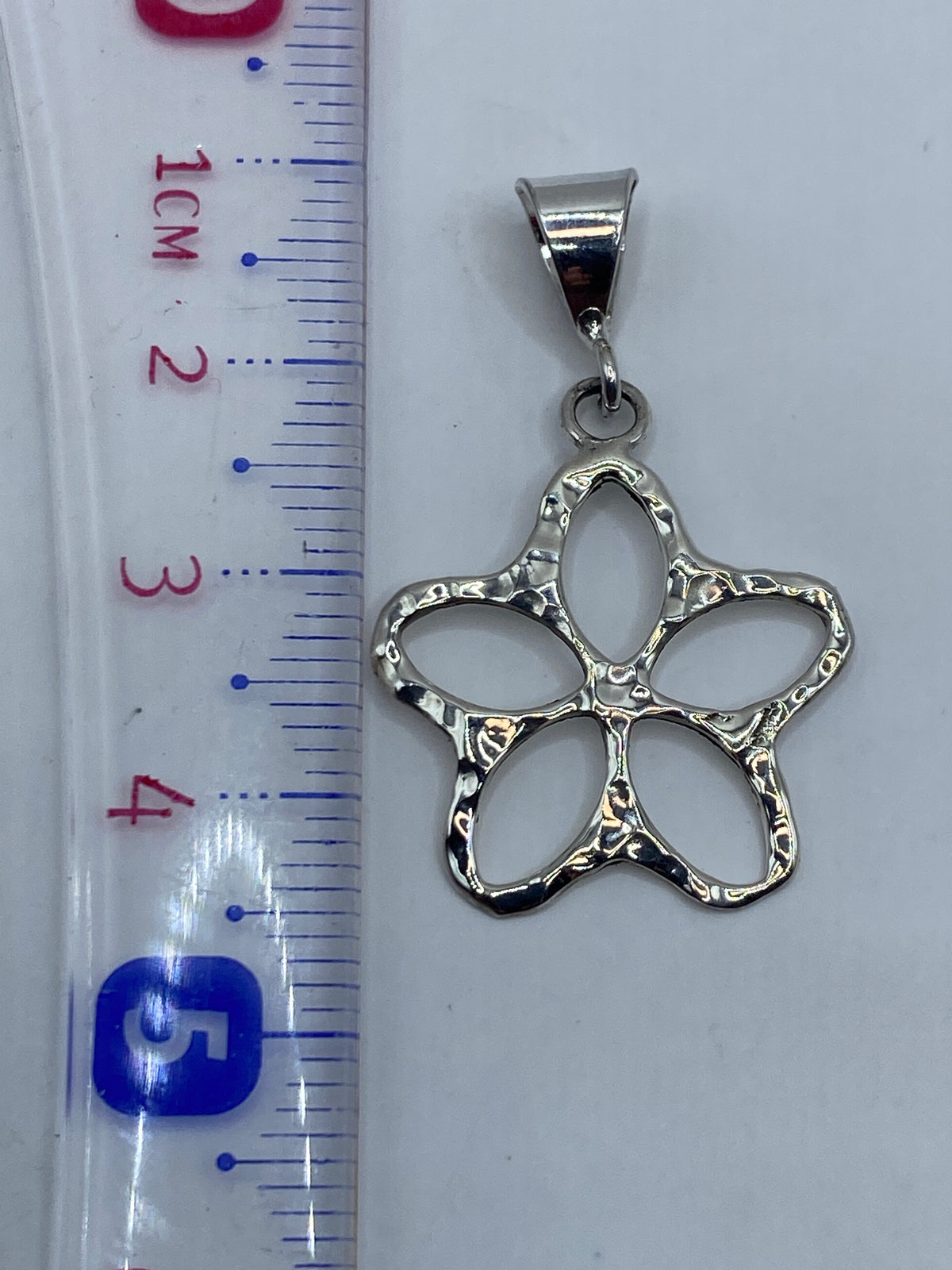 Medida del dije de 4.5 cm sobre regla