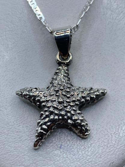 Dije estrella de mar en plata granulada de Taxco, vista frontal mostrando la textura de esferas