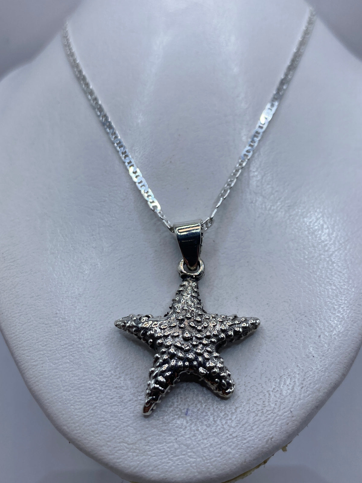 Estrella de mar de plata .925 colgante, primer plano del granulado artesanal