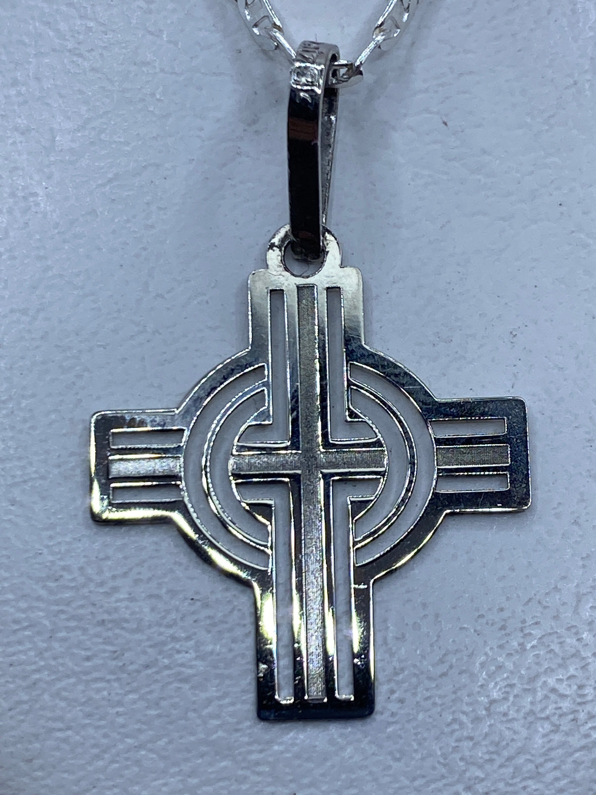 Dije cruz de plata .925 calado, 4.3 cm, con círculos concéntricos en relieve