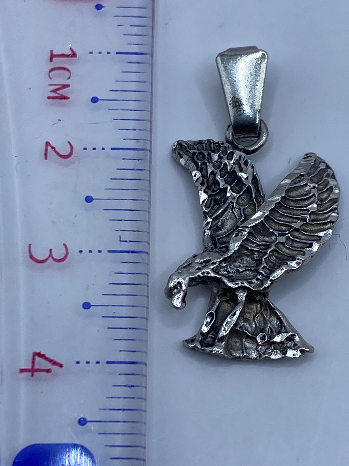 Reverso del dije águila mostrando el acabado y el Quinto 925